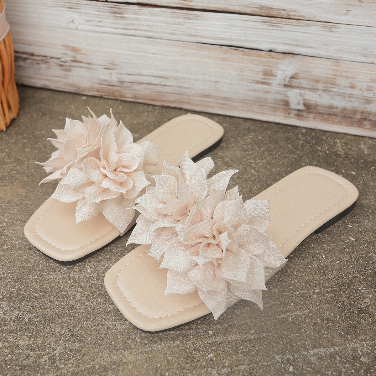 Fashionable Flat Flip-flops Versatile