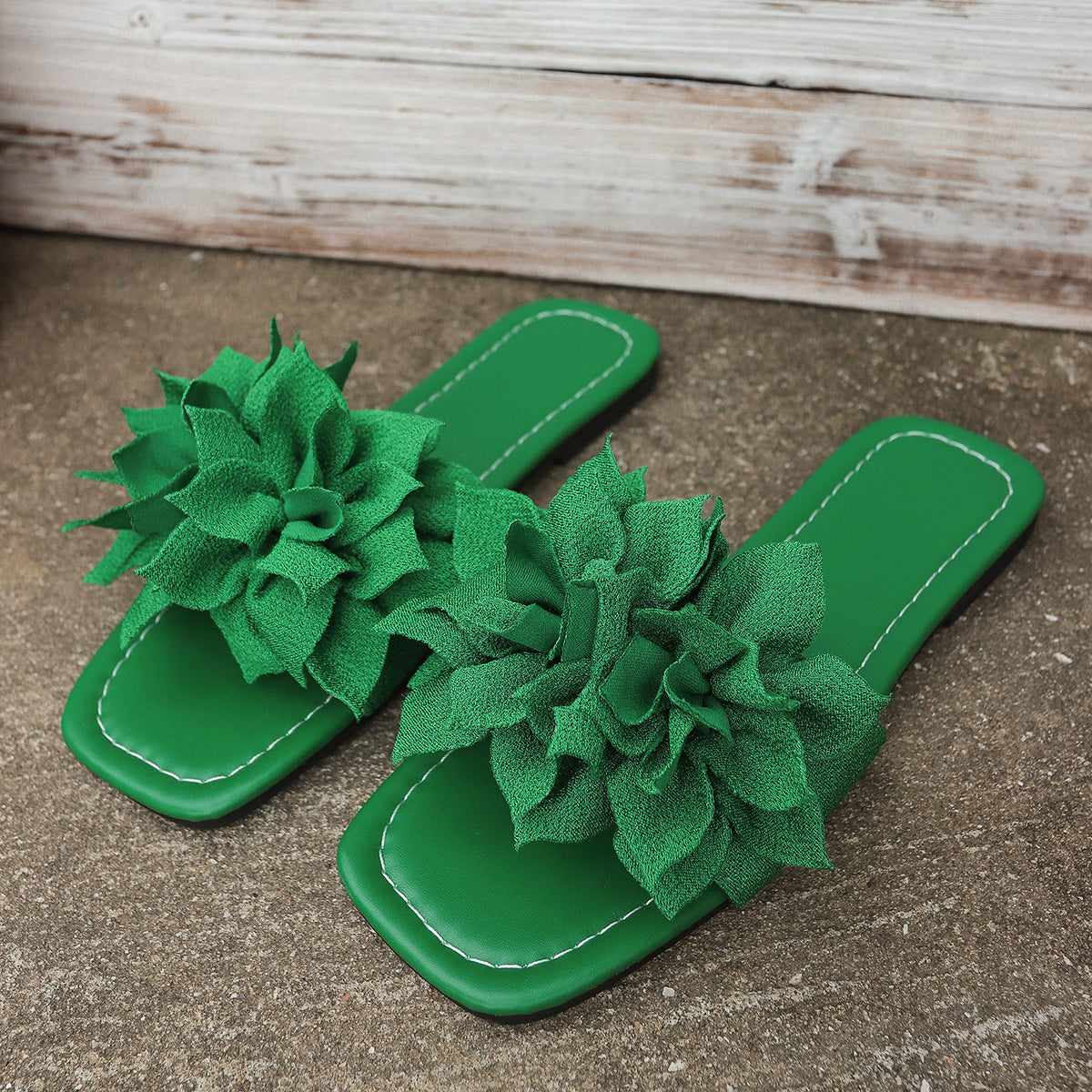 Fashionable Flat Flip-flops Versatile